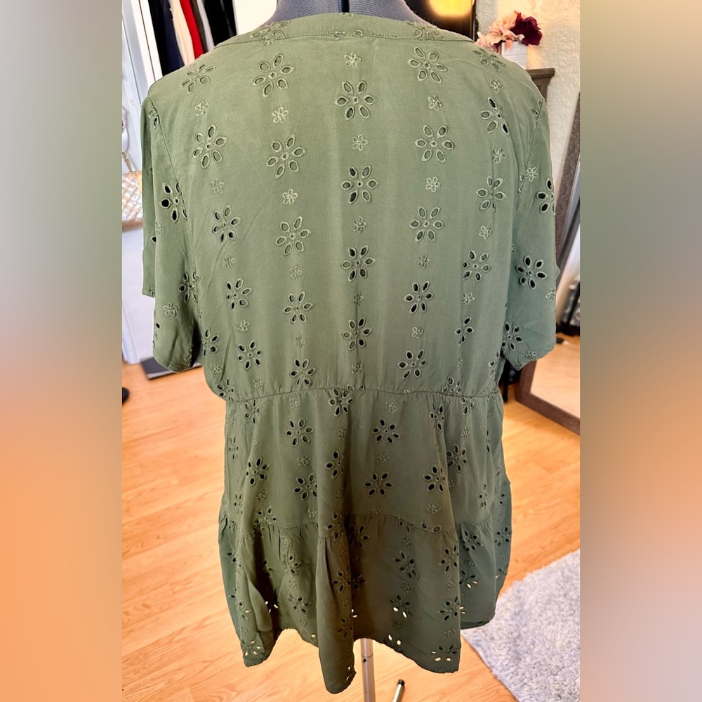 Torrid Sz 2 Babydoll Eyelet Tiered Top Green VNeck Short Sleeve Feminine Fairy - Picture 7 of 11